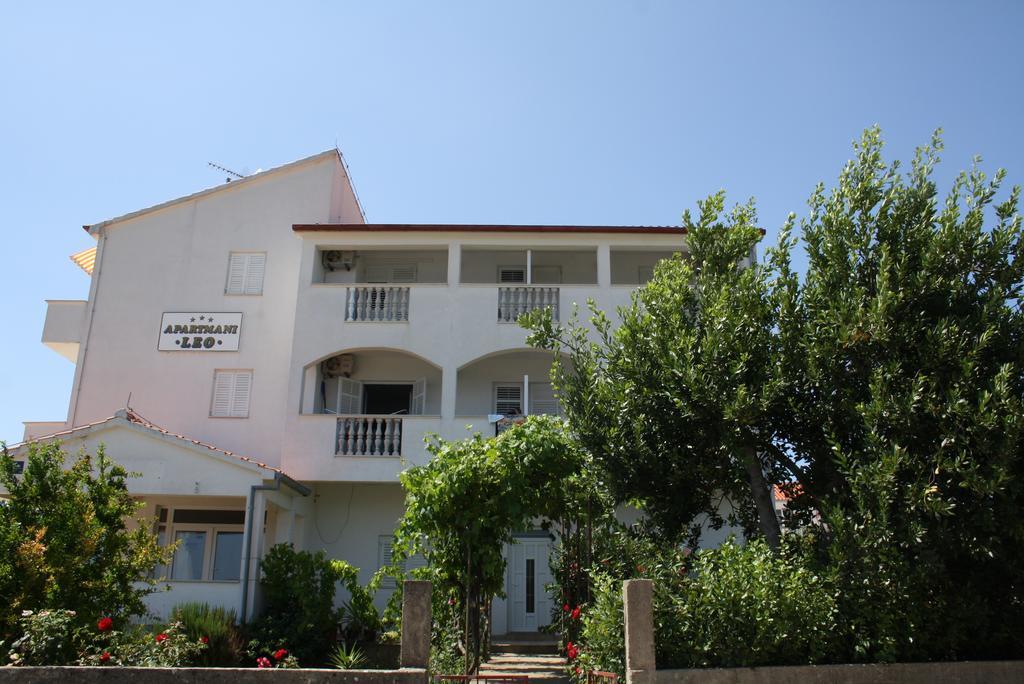Apartments Leo Petrčane Exterior foto